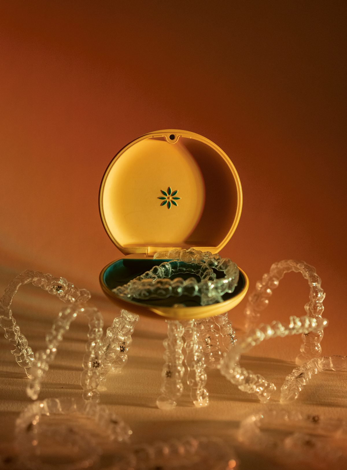 Invisalign-skenor i sitt gula fodral